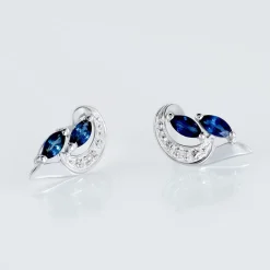 Boucles D'oreilles Puces Sakina Or Blanc Saphir Et Diamant
