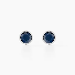 Boucles D'oreilles Puces Edy Serti Clos Or Blanc Saphir