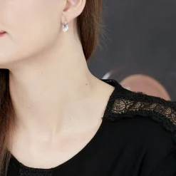 Boucles D'oreilles Puces Odila Or Blanc Saphir Et Diamant